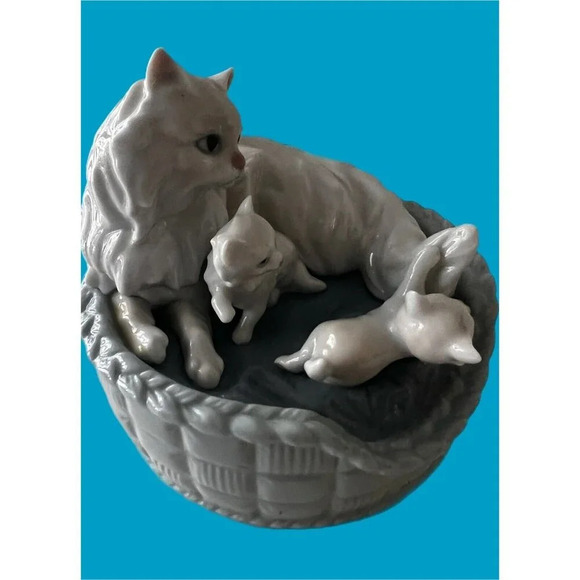 LLADRO #6652 "Kitty Care" Mother Cat in Basket w/ Kittens original box. New - Picture 6 of 13